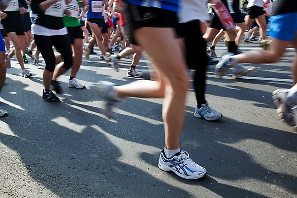 포토 JPG 해외이미지 라이프스타일 남자 스포츠 포즈 신발 이동 모션 발 성공 거리 건강 사람 성인 사람없음 야외 달리기 조깅 운동 힘 경쟁 에너지 도전 도시 우승 그룹 연습 속도 역동적 마라톤 리빙 달리기선수 양발 해외202004 해외포토 컨셉 경기 생활 신체부위 최고 육상스포츠 육상선수 파일형식 이미지허브