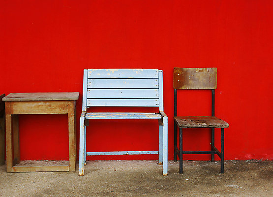 포토 JPG 해외이미지 벽 벤치 의자 탁자 사람없음 목재 빨간색 파란색 옛날 해외202004 해외포토 나무 컬러 가구 재료 파일형식 이미지허브