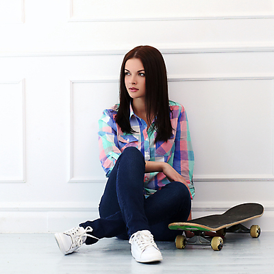 포토 JPG 해외이미지 전신 응시 여자 한명 앞모습 10대 청춘 스케이트보드 흰배경 복고 십대여자한명만 해외202004 해외포토 1 시선 뷰포인트 백그라운드 컨셉 청소년 사람 흰색 보드_스포츠 여자한명만 십대여자만 파일형식 이미지허브