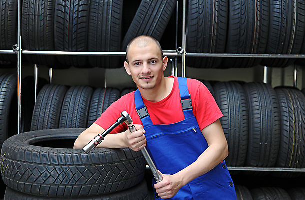 포토 JPG 해외이미지 행복 자동차 휴식 노동자 한명 상점 운전 자신감 작업실 기술자 변화 수리 종업원 타이어 정비공 일시정지 유지 그만 단절 자동 차고 해외202004 해외포토 직업 1 감정 육상교통 컨셉 모션 사람 파일형식 이미지허브