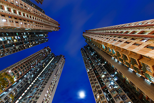 포토 JPG 해외이미지 벽 패턴 야경 하늘 아파트 사람없음 야외 건물 도시풍경 고층빌딩 달 각도 홍콩 진짜 해외202004 해외포토 자연요소 건축물 무늬 주택 풍경 빌딩 중국 도시 야간 파일형식 풍경_경치 이미지허브