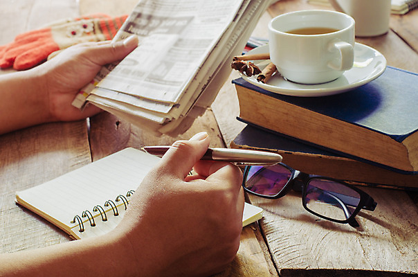 포토 JPG 해외이미지 손 남자 종이 음료 비즈니스 텍스트 부분 탁자 실내 관리 정장 사람없음 목재 책 컵 독서 펜 다이어리 머그컵 정보 마시기 흰색 잡기 비즈니스맨 신문 뉴스 차 책상 각도 문학 페이지 언론 단절 출판 해외202004 해외포토 나무 식기 옷 컬러 가구 재료 모션 사람 내부 신체부위 간행물 필기구 사무용품 직장인 파일형식 이미지허브