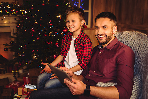 포토 JPG 해외이미지 전통 디자인 계절 남자 행복 아들 어린이 백그라운드 크리스마스 가족 휴가 새해 사람 소년 두명 가로 축제 기쁨 육아 인사 아빠 전나무 크리스마스이브 표현성 해외202004 해외포토 나무 기념일 감정 관계 예절 파일형식 이미지허브