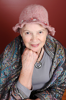 포토 JPG 해외이미지 백인 여자 할머니 분홍색 장신구 종류 한명 미소 사람 성인 파란색 유행 보라색 회색 우아함 보석 70대 80대 펠트 스타일 세련 해외202004 해외포토 서양인 1 노년 컬러 컨셉 표정 광석 파일형식 천_직물 이미지허브