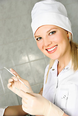 포토 JPG 해외이미지 백인 직업 웰빙 여자 유니폼 유리 실내 건강 병원 한명 앉기 내부 치료 사무실 약 시험 환자 간호사 의사 흰색 기구 업무 막대기 분석 직원 서비스 살균 해외202004 해외포토 서양인 1 옷 교육 컬러 컨셉 비즈니스 의학 모션 재질 사람 의료진 작업 파일형식 이미지허브