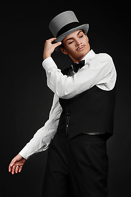 포토 JPG 해외이미지 백인 모델 여자 포즈 검은배경 한명 서기 상반신 성인 옆모습 분장 잡기 복고 남장 스타일 성인여자한명만 해외202004 해외포토 서양인 1 뷰포인트 백그라운드 모션 사람 검은색 여자한명만 성인여자만 파일형식 이미지허브