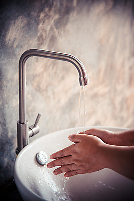 포토 JPG 해외이미지 손 여자 어린이 백그라운드 손가락 건강 사람 사람없음 물 청결 거품 젖음 흐름 욕실 흰색 목욕가운 수비 보호 위생 빨래 질병 아래 싱크대 수도꼭지 화장실 예방 감염 박테리아 낭비 돌봄 소독 위생관리 해외202004 해외포토 자연요소 컬러 컨셉 가사 의학 모션 관리 신체부위 가운 방향 개수대 위치 파일형식 이미지허브