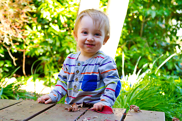 포토 JPG 해외이미지 백인 행복 어린이 놀이 한명 소년 야외 초록색 흰색 즐거움 호기심 탐사 걸음마 뒤뜰 해외202004 해외포토 서양인 1 남자 감정 컬러 컨셉 모션 사람 파일형식 이미지허브