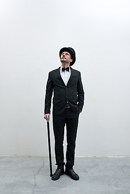 포토 JPG 해외이미지 남자 셔츠 생각 사업가 상상 지팡이 성공 나비넥타이 바닥 한명 서기 정장 성인 유행 꿈 올려보기 비즈니스맨 자신감 화려 기다림 재산 우아함 대표 명상 귀족 콘크리트 스타일 해외202004 해외포토 직업 1 옷 감정 컨셉 상의 비즈니스 모션 넥타이 사람 금융 직장인 파일형식 이미지허브