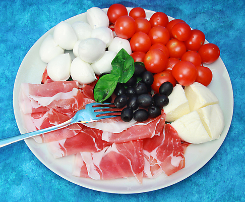 포토 JPG 해외이미지 접시 음식 조각 잎 다이어트 토마토 채소 치즈 건강 요리 사람없음 가로 빨간색 초록색 빛 주방 식사 저녁식사 이탈리아 샐러드 흰색 신선 닫기 지중해 먹기 허브 올리브 햄 슬라이스 바질 점심식사 고립 모짜렐라치즈 식초 진통제 채식주의자 카프레제 해외202004 해외포토 식물 식기 열매 유럽 바다 컬러 모션 유제품 육류 약 채식 파일형식 이미지허브