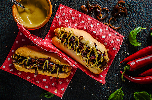 포토 JPG 해외이미지 그릇 고추 검은배경 실내 사람없음 하이앵글 숟가락 물방울무늬 머스터드 냅킨 핫도그 바질 해외202004 해외포토 식기 음식 뷰포인트 백그라운드 무늬 채소 패스트푸드 수저 내부 검은색 소스_음식 파일형식 이미지허브