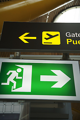 포토 JPG 해외이미지 아이콘 여행 컨셉 지도 교통시설 휴가 출입구 화살 비행기 간판 실내 설명 안전 사람없음 내부 건물 초록색 빛 달리기 숫자 노란색 문 활발 정보 긴급 구출 공항 탈출 방향 심볼 사인 출발 보안 대문 노려봄 대패 터미널 해외202004 해외포토 문자 건축물 컬러 교통 항공교통 모션 대중교통 표정 도움 시설 파일형식 이미지허브