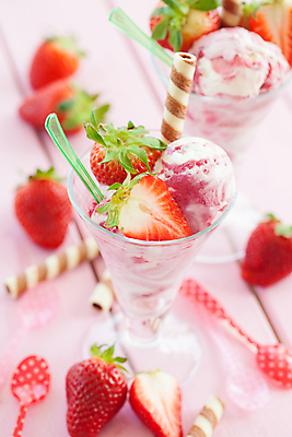 포토 JPG 해외이미지 열매 음식 분홍색 패턴 과일 딸기 아이스크림 디저트 사탕 사람없음 목재 장식 컵 빨간색 세로 여름 컬러풀 냉동 추위 시골 대접 신선 크림 묘사 레시피 와플 바닐라 핸드메이드 카피스페이스 해외202004 해외포토 나무 식물 식기 계절 컬러 무늬 재료 공백 파일형식 이미지허브