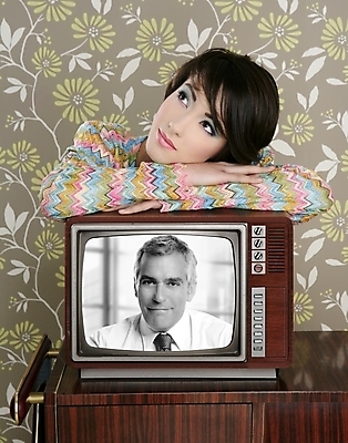 포토 JPG 해외이미지 백인 여자 노년 남자 엎드리기 가구 상반신 성인 두명 앞모습 텔레비전 턱괴기 올려보기 골동품 60대 복고 방송 해외202004 해외포토 서양인 뷰포인트 생활용품 모션 사람 전자제품 파일형식 이미지허브