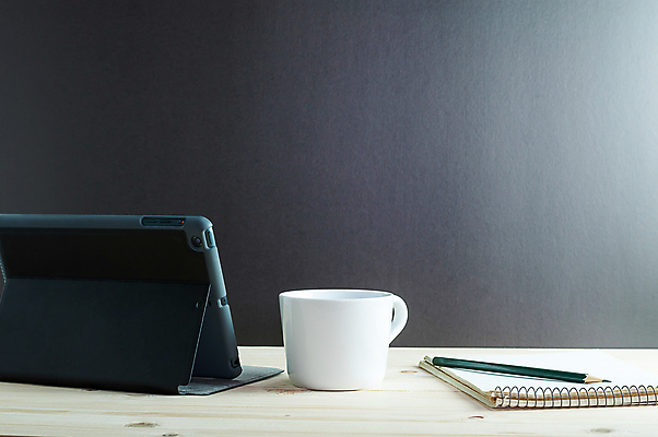 포토 JPG 해외이미지 종이 커피 백그라운드 인터넷 비즈니스 통신 탁자 직장 사람없음 목재 컵 스마트폰 컴퓨터 사무실 알약 연필 디지털 검은색 회색 흰색 업무 네트워크 책상 해외202004 해외포토 나무 식기 음료 컬러 가구 회사 재료 학용품 전자제품 핸드폰 스마트기기 필기구 약 작업 파일형식 이미지허브