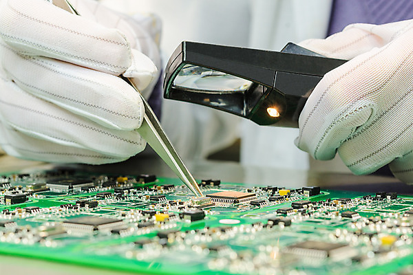 포토 JPG 해외이미지 식물 여자 산업 공장 돋보기 실험 관리 사람없음 컴퓨터 디지털 장비 과학기술 엔지니어 실험실 수리 제조 서비스 하이테크 반도체 전자 핀셋 공학 해결 유지 국회 설치 프로젝트 하드웨어 제공자 해외202004 해외포토 교육 공업 기술 사람 전자제품 도구 기술자 파일형식 이미지허브