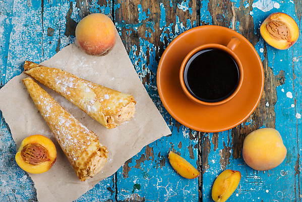 포토 JPG 해외이미지 라이프스타일 행복 감정 커피 음료 음식 백그라운드 아침 사람없음 목재 장식 컵 파란색 과자 케이크 얼음 놀람 카페 에너지 추위 수확 신선 최고 뜨거움 달콤 맛 설탕 크림 만족 시작 향기 아로마 복숭아 와플 내추럴 옛날 핸드메이드 해외202004 해외포토 주간 자연요소 나무 식기 컬러 컨셉 농업 과일 재료 디저트 표정 생활 상점 냄새 파일형식 이미지허브