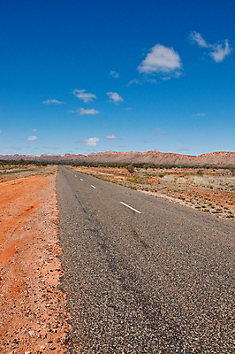 포토 JPG 해외이미지 구름 도로 여행 자연 하늘 산 건조 풍경 사람없음 야외 빨간색 컬러풀 여행객 사막 호주 땅 영토 북쪽 내추럴 오지 해외202004 해외포토 자연요소 길 컬러 교통시설 사람 오세아니아 방향 생태계 파일형식 이미지허브