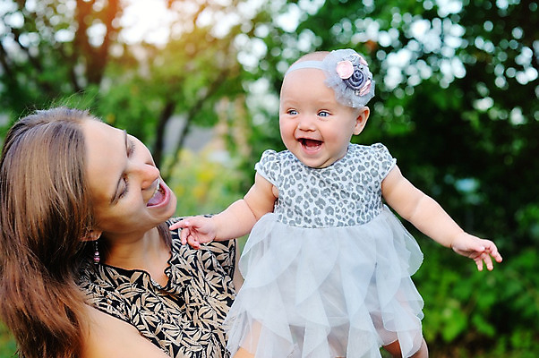 포토 JPG 해외이미지 라이프스타일 공원 여자 딸 행복 어린이 가족 엄마 함께함 미소 웃음 사람 성인 야외 두명 기쁨 육아 달콤 싱글 히스패닉 해외202004 해외포토 공공시설 감정 컨셉 관계 표정 생활 맛 파일형식 이미지허브
