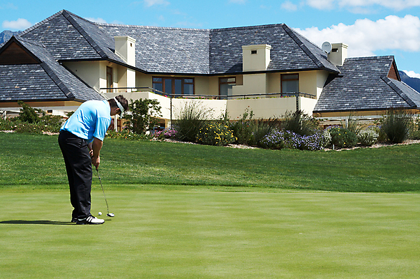 포토 JPG 해외이미지 나무 식물 라이프스타일 남자 스포츠 신발 셔츠 골프 바지 자연 놀이 골프공 주택 한명 취미 야외 초록색 경기장 운전 게임 골퍼 고급 목표 강의 연습 그네 클럽 독수리 슛 기어 남아프리카 넣기 때리기 스트라이크 운동가 타격 퍼터 플레이어 해외202004 해외포토 1 컬러 컨셉 상의 공 스포츠시설 모션 아프리카 조류 하의 운동선수 골프용품 사람 건물 생활 구기 생태계 파일형식 이미지허브
