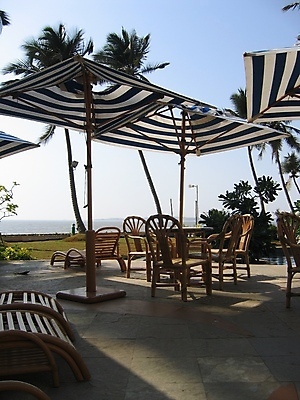 포토 JPG 해외이미지 아시아 모래 바다 우산 하늘 휴가 기념 손바닥 사람 사람없음 물 여름 태양 갈색 수영 봄 바위 도시 해외202004 해외포토 자연요소 손 계절 나라 컬러 돌_바위 수상스포츠 파일형식 이미지허브