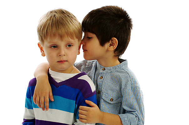 포토 JPG 해외이미지 백인 어린이 백그라운드 갈색머리 함께함 사람 두명 파란색 금발 줄무늬 우정 듣기 백발 비밀 귓속말 해외202004 해외포토 서양인 헤어스타일 컬러 컨셉 무늬 모션 친구 파일형식 이미지허브