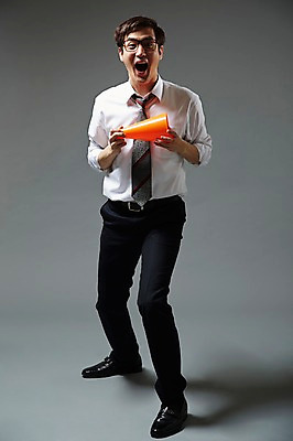 포토 JPG 스튜디오촬영 전신 남자 안경 비즈니스 회색배경 실내 한명 서기 미소 웃음 들기 사람 동양인 정장 20대 성인 앞모습 확성기 한국인 직장인 비즈니스맨 유머 알림 즐거움 남자만 남자한명만 성인남자만 청년만 청년남자만 청년남자한명만 성인한명만 성인남자한명만 성인만 안경낌 국내포토 직업 1 잡화 옷 감정 뷰포인트 백그라운드 모션 표정 인종 청년 내부 회색 파일형식