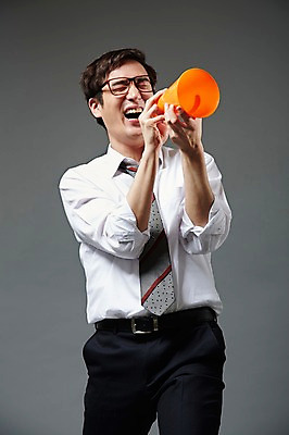 포토 JPG 스튜디오촬영 남자 안경 비즈니스 회색배경 실내 한명 서기 미소 웃음 들기 사람 동양인 정장 20대 성인 앞모습 눈감음 확성기 외침 한국인 직장인 비즈니스맨 유머 알림 즐거움 남자만 남자한명만 성인남자만 청년만 청년남자만 청년남자한명만 성인한명만 성인남자한명만 성인만 안경낌 국내포토 직업 1 잡화 옷 감정 뷰포인트 백그라운드 모션 표정 인종 청년 내부 소리 회색 파일형식