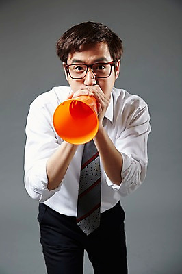 포토 JPG 스튜디오촬영 남자 안경 비즈니스 회색배경 실내 한명 서기 들기 사람 동양인 정장 20대 성인 앞모습 확성기 외침 한국인 직장인 비즈니스맨 알림 남자만 남자한명만 성인남자만 청년만 청년남자만 청년남자한명만 성인한명만 성인남자한명만 성인만 안경낌 국내포토 직업 1 잡화 옷 뷰포인트 백그라운드 모션 인종 청년 내부 소리 회색 파일형식