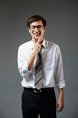 포토 JPG 스튜디오촬영 남자 안경 비즈니스 모션 회색배경 실내 한명 서기 미소 웃음 사람 동양인 정장 손짓 20대 성인 앞모습 한국인 직장인 비즈니스맨 유머 즐거움 브이 남자만 남자한명만 성인남자만 청년만 청년남자만 청년남자한명만 성인한명만 성인남자한명만 성인만 안경낌 국내포토 직업 1 잡화 옷 감정 뷰포인트 백그라운드 표정 인종 청년 내부 회색 파일형식