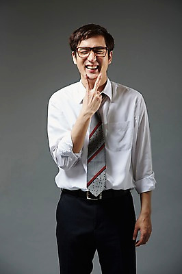 포토 JPG 스튜디오촬영 남자 안경 비즈니스 모션 회색배경 실내 한명 서기 미소 웃음 사람 동양인 정장 손짓 20대 성인 앞모습 한국인 직장인 비즈니스맨 유머 즐거움 브이 남자만 남자한명만 성인남자만 청년만 청년남자만 청년남자한명만 성인한명만 성인남자한명만 성인만 안경낌 국내포토 직업 1 잡화 옷 감정 뷰포인트 백그라운드 표정 인종 청년 내부 회색 파일형식