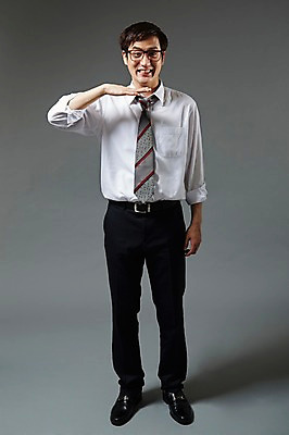 포토 JPG 스튜디오촬영 전신 남자 안경 포즈 비즈니스 모션 회색배경 실내 한명 서기 미소 웃음 사람 동양인 정장 손짓 20대 성인 앞모습 한국인 직장인 비즈니스맨 유머 즐거움 남자만 남자한명만 성인남자만 청년만 청년남자만 청년남자한명만 성인한명만 성인남자한명만 성인만 안경낌 국내포토 직업 1 잡화 옷 감정 뷰포인트 백그라운드 표정 인종 청년 내부 회색 파일형식