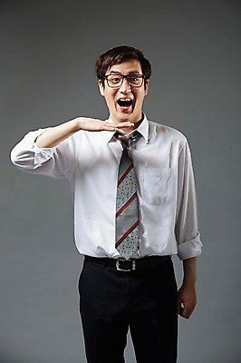 포토 JPG 스튜디오촬영 남자 안경 포즈 비즈니스 모션 회색배경 실내 한명 서기 미소 웃음 사람 동양인 정장 손짓 20대 성인 앞모습 한국인 직장인 비즈니스맨 유머 즐거움 남자만 남자한명만 성인남자만 청년만 청년남자만 청년남자한명만 성인한명만 성인남자한명만 성인만 안경낌 국내포토 직업 1 잡화 옷 감정 뷰포인트 백그라운드 표정 인종 청년 내부 회색 파일형식