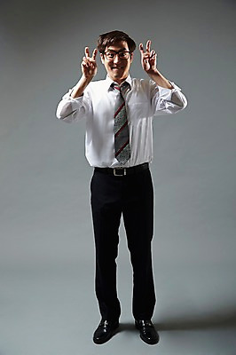 포토 JPG 스튜디오촬영 전신 남자 안경 포즈 비즈니스 모션 회색배경 실내 한명 서기 미소 웃음 사람 동양인 정장 손짓 20대 성인 앞모습 한국인 직장인 비즈니스맨 유머 즐거움 남자만 남자한명만 성인남자만 청년만 청년남자만 청년남자한명만 성인한명만 성인남자한명만 성인만 안경낌 국내포토 직업 1 잡화 옷 감정 뷰포인트 백그라운드 표정 인종 청년 내부 회색 파일형식