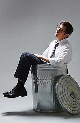 포토 JPG 스튜디오촬영 전신 남자 안경 비즈니스 회색배경 실내 한명 사람 동양인 정장 20대 성인 옆모습 비즈니스라이프 한국인 슬픔 뚜껑 쓰레기통 직장인 비즈니스맨 즐거움 부적응 시무룩 남자만 남자한명만 성인남자만 청년만 청년남자만 청년남자한명만 성인한명만 성인남자한명만 성인만 안경낌 국내포토 직업 1 라이프스타일 잡화 옷 감정 뷰포인트 백그라운드 컨셉 표정 인종 청년 내부 회색 파일형식