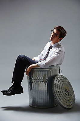 포토 JPG 스튜디오촬영 전신 남자 안경 비즈니스 회색배경 실내 한명 사람 동양인 정장 20대 성인 옆모습 비즈니스라이프 한국인 슬픔 뚜껑 쓰레기통 직장인 비즈니스맨 즐거움 부적응 시무룩 남자만 남자한명만 성인남자만 청년만 청년남자만 청년남자한명만 성인한명만 성인남자한명만 성인만 안경낌 국내포토 직업 1 라이프스타일 잡화 옷 감정 뷰포인트 백그라운드 컨셉 표정 인종 청년 내부 회색 파일형식