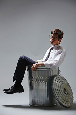 포토 JPG 스튜디오촬영 전신 남자 안경 비즈니스 회색배경 실내 한명 사람 동양인 정장 20대 성인 옆모습 비즈니스라이프 한국인 슬픔 뚜껑 쓰레기통 직장인 비즈니스맨 즐거움 부적응 시무룩 남자만 남자한명만 성인남자만 청년만 청년남자만 청년남자한명만 성인한명만 성인남자한명만 성인만 안경낌 국내포토 직업 1 라이프스타일 잡화 옷 감정 뷰포인트 백그라운드 컨셉 표정 인종 청년 내부 회색 파일형식