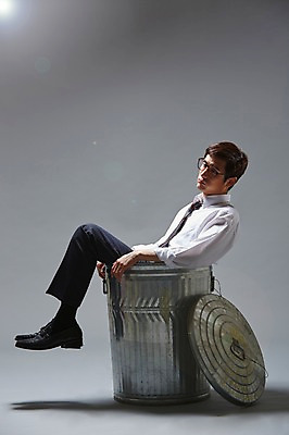 포토 JPG 스튜디오촬영 전신 남자 안경 비즈니스 회색배경 실내 한명 사람 동양인 정장 20대 성인 옆모습 비즈니스라이프 한국인 슬픔 뚜껑 쓰레기통 직장인 비즈니스맨 즐거움 부적응 시무룩 남자만 남자한명만 성인남자만 청년만 청년남자만 청년남자한명만 성인한명만 성인남자한명만 성인만 안경낌 국내포토 직업 1 라이프스타일 잡화 옷 감정 뷰포인트 백그라운드 컨셉 표정 인종 청년 내부 회색 파일형식