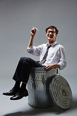 포토 JPG 스튜디오촬영 전신 남자 안경 포즈 장난 비즈니스 모션 놀이 회색배경 실내 한명 미소 웃음 들기 사람 동양인 정장 20대 성인 옆모습 비즈니스라이프 한국인 뚜껑 쓰레기통 직장인 비즈니스맨 종이비행기 즐거움 부적응 남자만 남자한명만 성인남자만 청년만 청년남자만 청년남자한명만 성인한명만 성인남자한명만 성인만 안경낌 국내포토 직업 1 라이프스타일 잡화 옷 감정 뷰포인트 백그라운드 컨셉 표정 인종 청년 내부 회색 종이접기 파일형식