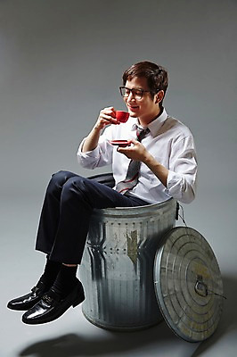 포토 JPG 스튜디오촬영 전신 남자 안경 커피 음료 포즈 비즈니스 모션 회색배경 티타임 잔 실내 한명 미소 웃음 들기 사람 앉기 동양인 정장 20대 성인 옆모습 비즈니스라이프 눈감음 한국인 뚜껑 쓰레기통 직장인 비즈니스맨 커피잔 즐거움 냄새 부적응 남자만 남자한명만 성인남자만 청년만 청년남자만 청년남자한명만 성인한명만 성인남자한명만 성인만 안경낌 국내포토 직업 1 라이프스타일 식기 잡화 옷 감정 뷰포인트 백그라운드 컨셉 휴식 표정 인종 청년 내부 회색 파일형식