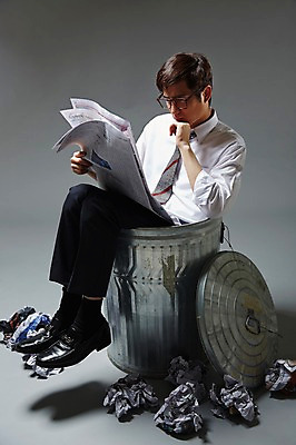 포토 JPG 스튜디오촬영 전신 응시 남자 안경 포즈 비즈니스 모션 회색배경 실내 한명 들기 사람 앉기 동양인 정장 20대 성인 옆모습 비즈니스라이프 턱괴기 한국인 뚜껑 쓰레기통 직장인 비즈니스맨 신문 신문읽기 즐거움 부적응 남자만 남자한명만 성인남자만 청년만 청년남자만 청년남자한명만 성인한명만 성인남자한명만 성인만 안경낌 국내포토 직업 1 라이프스타일 시선 잡화 옷 감정 뷰포인트 백그라운드 컨셉 인종 청년 내부 간행물 회색 뉴스 읽기 파일형식