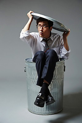 포토 JPG 스튜디오촬영 전신 응시 남자 안경 포즈 비즈니스 모션 회색배경 실내 한명 들기 사람 앉기 동양인 정장 20대 성인 앞모습 비즈니스라이프 한국인 올려보기 뚜껑 쓰레기통 직장인 비즈니스맨 즐거움 머리위 부적응 남자만 남자한명만 성인남자만 청년만 청년남자만 청년남자한명만 성인한명만 성인남자한명만 성인만 안경낌 국내포토 직업 1 라이프스타일 시선 잡화 옷 감정 뷰포인트 백그라운드 컨셉 인종 청년 내부 회색 파일형식