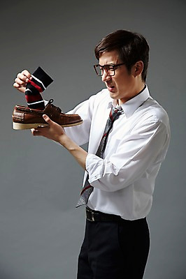 포토 JPG 스튜디오촬영 남자 안경 신발 비즈니스 회색배경 양말 실내 한명 서기 들기 사람 동양인 정장 20대 성인 옆모습 비즈니스라이프 한국인 직장인 비즈니스맨 찡그림 지저분함 즐거움 냄새 부적응 남자만 남자한명만 성인남자만 청년만 청년남자만 청년남자한명만 성인한명만 성인남자한명만 성인만 안경낌 국내포토 직업 1 라이프스타일 잡화 옷 감정 뷰포인트 백그라운드 컨셉 모션 표정 인종 청년 내부 회색 감각 파일형식