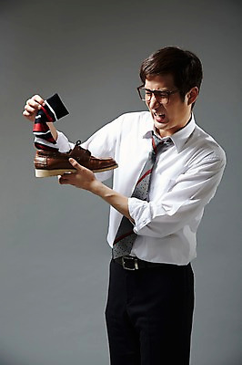 포토 JPG 스튜디오촬영 남자 안경 신발 비즈니스 회색배경 양말 실내 한명 서기 들기 사람 동양인 정장 20대 성인 옆모습 비즈니스라이프 한국인 직장인 비즈니스맨 찡그림 지저분함 즐거움 냄새 부적응 남자만 남자한명만 성인남자만 청년만 청년남자만 청년남자한명만 성인한명만 성인남자한명만 성인만 안경낌 국내포토 직업 1 라이프스타일 잡화 옷 감정 뷰포인트 백그라운드 컨셉 모션 표정 인종 청년 내부 회색 감각 파일형식