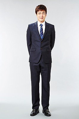 포토 JPG 스튜디오촬영 전신 남자 비즈니스 실내 윙크 한명 서기 미소 웃음 사람 동양인 정장 20대 성인 앞모습 한국인 직장인 비즈니스맨 유머 즐거움 뒷짐 정자세 남자만 남자한명만 성인남자만 청년만 청년남자만 청년남자한명만 성인한명만 성인남자한명만 성인만 국내포토 직업 1 옷 감정 뷰포인트 포즈 모션 표정 인종 청년 내부 파일형식
