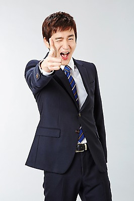 포토 JPG 스튜디오촬영 남자 비즈니스 모션 실내 윙크 한명 서기 미소 웃음 사람 동양인 정장 손짓 상반신 20대 성인 앞모습 총 한국인 직장인 비즈니스맨 유머 즐거움 조준 총놀이 총싸움 남자만 남자한명만 성인남자만 청년만 청년남자만 청년남자한명만 성인한명만 성인남자한명만 성인만 국내포토 직업 1 옷 감정 무기 뷰포인트 놀이 표정 인종 청년 내부 싸움 파일형식