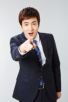 포토 JPG 스튜디오촬영 남자 비즈니스 모션 실내 한명 서기 미소 웃음 사람 동양인 정장 손짓 상반신 20대 성인 앞모습 한국인 가리킴 직장인 비즈니스맨 남자만 남자한명만 성인남자만 청년만 청년남자만 청년남자한명만 성인한명만 성인남자한명만 성인만 국내포토 직업 1 옷 뷰포인트 표정 인종 청년 내부 파일형식