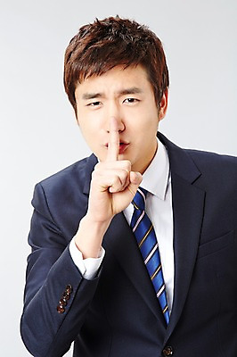 포토 JPG 스튜디오촬영 남자 비즈니스 모션 실내 한명 사람 동양인 정장 손짓 상반신 20대 성인 앞모습 한국인 직장인 비즈니스맨 비밀 쉿 조용 남자만 남자한명만 성인남자만 청년만 청년남자만 청년남자한명만 성인한명만 성인남자한명만 성인만 국내포토 직업 1 옷 뷰포인트 컨셉 인종 청년 내부 파일형식