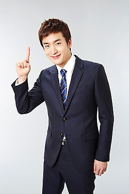 포토 JPG 스튜디오촬영 1 남자 비즈니스 모션 실내 한명 서기 미소 웃음 사람 동양인 정장 손짓 상반신 20대 성인 앞모습 한국인 가리킴 직장인 비즈니스맨 남자만 남자한명만 성인남자만 청년만 청년남자만 청년남자한명만 성인한명만 성인남자한명만 성인만 국내포토 직업 옷 뷰포인트 표정 인종 청년 내부 파일형식