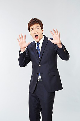 포토 JPG 스튜디오촬영 남자 포즈 비즈니스 모션 실내 한명 서기 사람 동양인 정장 20대 성인 앞모습 놀람 한국인 직장인 비즈니스맨 유머 즐거움 남자만 남자한명만 성인남자만 청년만 청년남자만 청년남자한명만 성인한명만 성인남자한명만 성인만 국내포토 직업 1 옷 감정 뷰포인트 표정 인종 청년 내부 파일형식